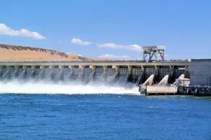 advantages and disadvantages of hydropower